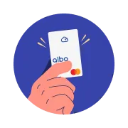 Mano sosteniendo una tarjeta blanca de albo con logo de Mastercard sobre un fondo circular azul.