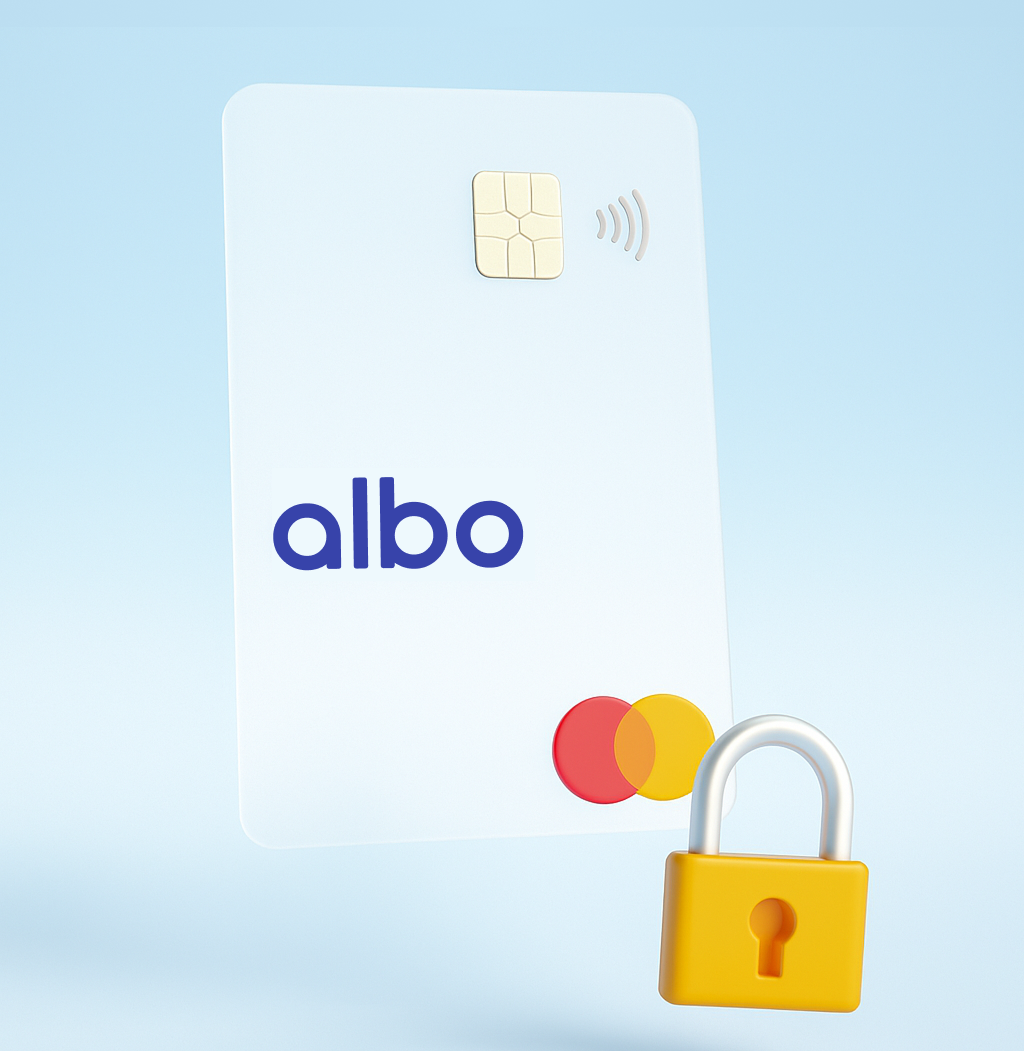 Tarjeta blanca Mastercard de albo con chip y símbolo de pago sin contacto junto a un ícono de candado amarillo.