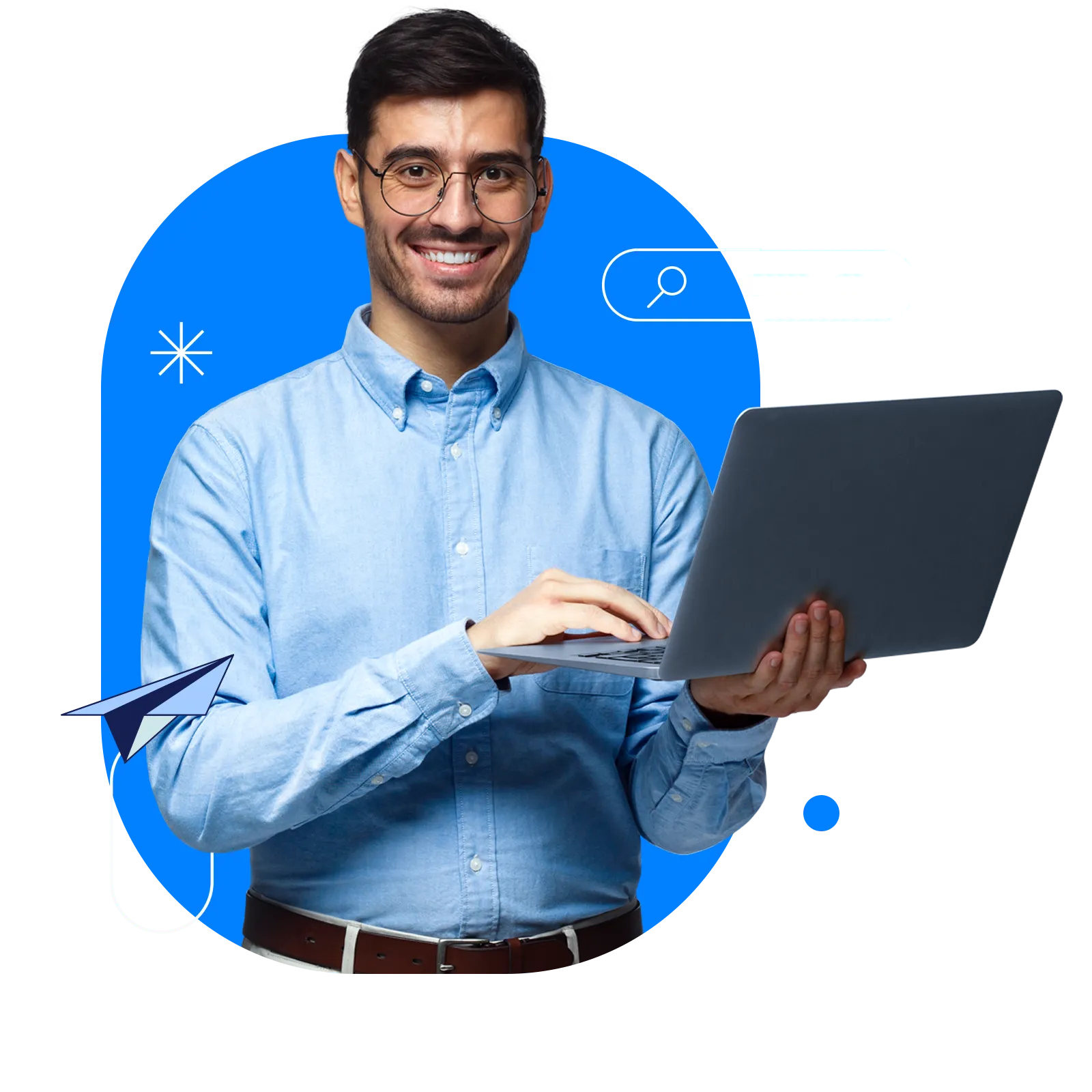 Hombre sonriente con lentes y camisa azul sosteniendo una laptop sobre un fondo digital azul.